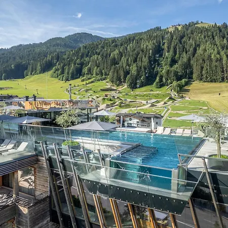 Salzburger Hof Otel 4*